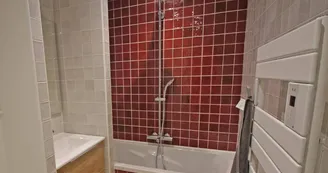 Maison des Roses à Virat, commune de Berneuil en Haute-Vienne - salle de bains avec wc en rez de chaussée_9 Maison des Roses à Virat, commune de Berneuil en Haute-Vienne - salle de bains avec wc en rez de chaussée_9