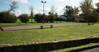 Terrain de pétanque communal à proximité du gîte (30m)_43 Terrain de pétanque communal à proximité du gîte (30m)_43