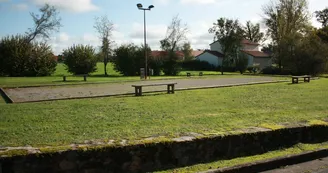 Terrain de pétanque communal à proximité du gîte (30m)_43 Terrain de pétanque communal à proximité du gîte (30m)_43