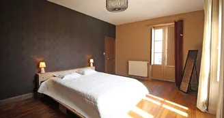 Chambre parentale : lit de 160 x 200 - 2 grandes armoires de rangement équipée d'un petit lit à barreau si besoin_9