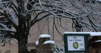 Entrée du gîte recouvert d'un manteau blanc en février_33