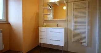 salle de bains avec cabine de douche_13