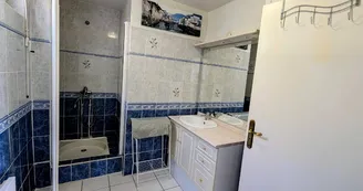 Gite "Le Bourg" à Lussac-les-Eglises en Haute-Vienne (Limousin en Nouvelle Aquitaine) - salle d'eau privée chambre 1 lit 2 pers; et 1 lit 1 pers._17 Gite "Le Bourg" à Lussac-les-Eglises en Haute-Vienne (Limousin en Nouvelle Aquitaine) - salle d'eau privée chambre 1 lit 2 pers; et 1 lit 1 pers._17