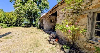 Gite "Le Bourg" à Lussac-les-Eglises en Haute-Vienne (Limousin en Nouvelle Aquitaine) - arrière gîte_29 Gite "Le Bourg" à Lussac-les-Eglises en Haute-Vienne (Limousin en Nouvelle Aquitaine) - arrière gîte_29