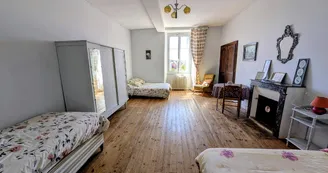 Gite "Le Bourg" à Lussac-les-Eglises en Haute-Vienne (Limousin en Nouvelle Aquitaine) - chambre 2 lits 2 pers et 1 lit 1 pers._19 Gite "Le Bourg" à Lussac-les-Eglises en Haute-Vienne (Limousin en Nouvelle Aquitaine) - chambre 2 lits 2 pers et 1 lit 1 pers._19