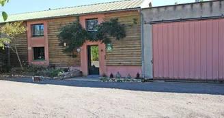 Gite de "Montbrugnaud " à Mailhac sur Benaize en Haute-Vienne - le gîte côté arrivée et parking_42 Gite de "Montbrugnaud " à Mailhac sur Benaize en Haute-Vienne - le gîte côté arrivée et parking_42