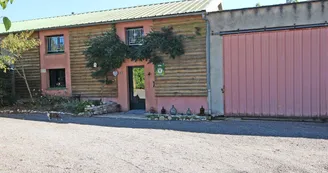 Gite de "Montbrugnaud " à Mailhac sur Benaize en Haute-Vienne - le gîte côté arrivée et parking_42 Gite de "Montbrugnaud " à Mailhac sur Benaize en Haute-Vienne - le gîte côté arrivée et parking_42