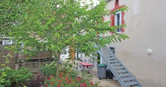 gite de La Treille à Saint Hilaire La Treille en Haute-Vienne, l'escalier pour accéder à l'appartement_14