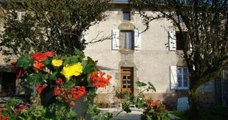 Gîte de Chasseneuil à Saint Symphorien sur Couze en Haute-Vienne (Nouvelle Aquitaine) - côté jardin_1