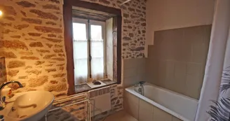 Gîte "Benoîton" à Saint Sulpice Les Feuilles en Haute-Vienne. salle de bains au rez de chaussée_8 Gîte "Benoîton" à Saint Sulpice Les Feuilles en Haute-Vienne. salle de bains au rez de chaussée_8