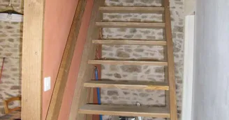 Un escalier type échelle de meunier assez raide muni d'une rampe pour accéder au 1er étage. _9 Un escalier type échelle de meunier assez raide muni d'une rampe pour accéder au 1er étage. _9