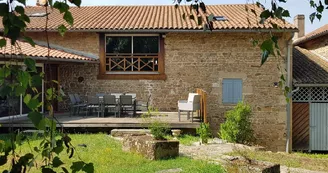 Maison vue du jardin Gîte Pierre de Soleil (11 pers )