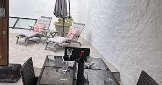 terrasse avec table de jardin