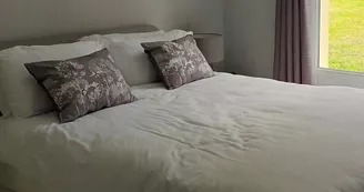 chambre avec un lit double