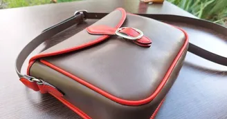 Sac besace en cuir cousu à la main avec doublure en tissu recyclé