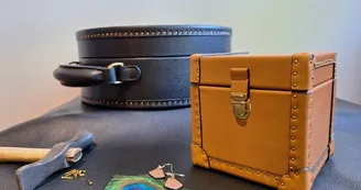 Malle et boite à bijoux avec boucles d'oreilles alliant cuir et plumes de paon