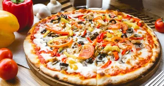 mix pizza chicken tomato bell pepper olives mushroom side view
