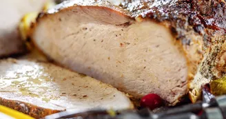 savoureux-porc-viande-rotie-appetissant-legumes-pour-noel-jour-thanksgiving-fermer